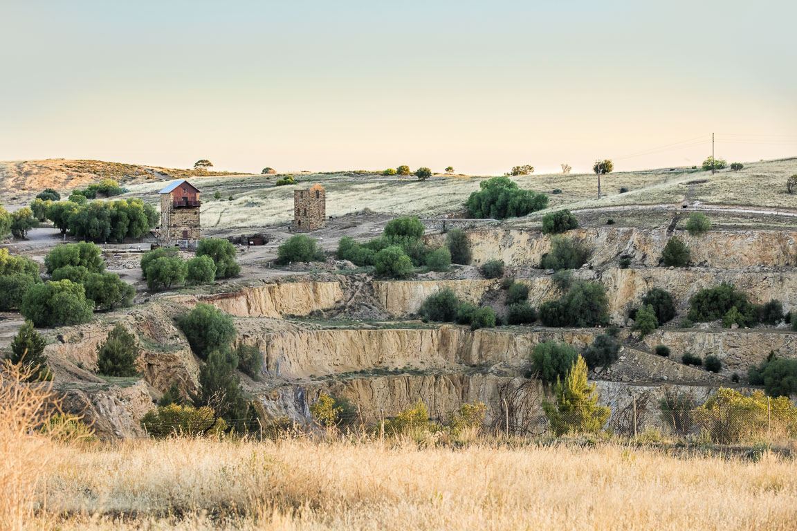 A view across Burra township with the mine ridge behind