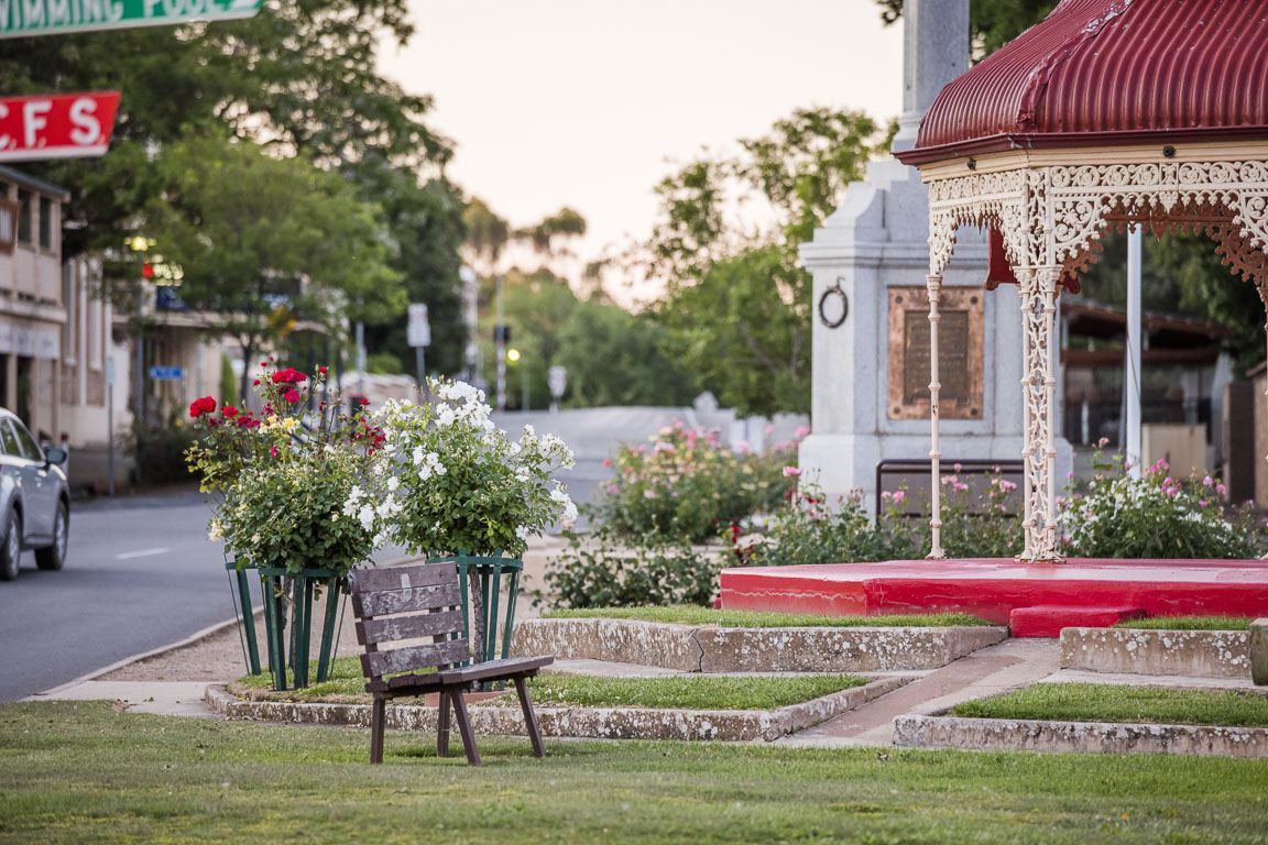 The war memorial and rotunda on the green in the centre of Burra