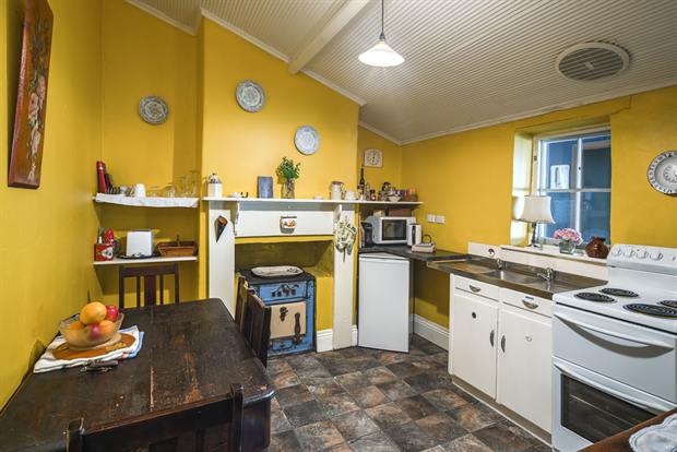 Cottage 10 — the cottage kitchen with oven, kettle and dining table